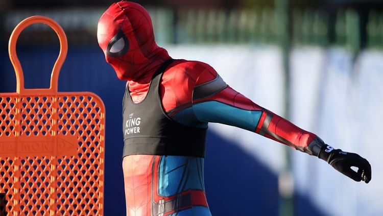 Jamie Vardy jalani latihan dengan mengenakan kostum Spider-Man Copyright: © bbc.co.uk