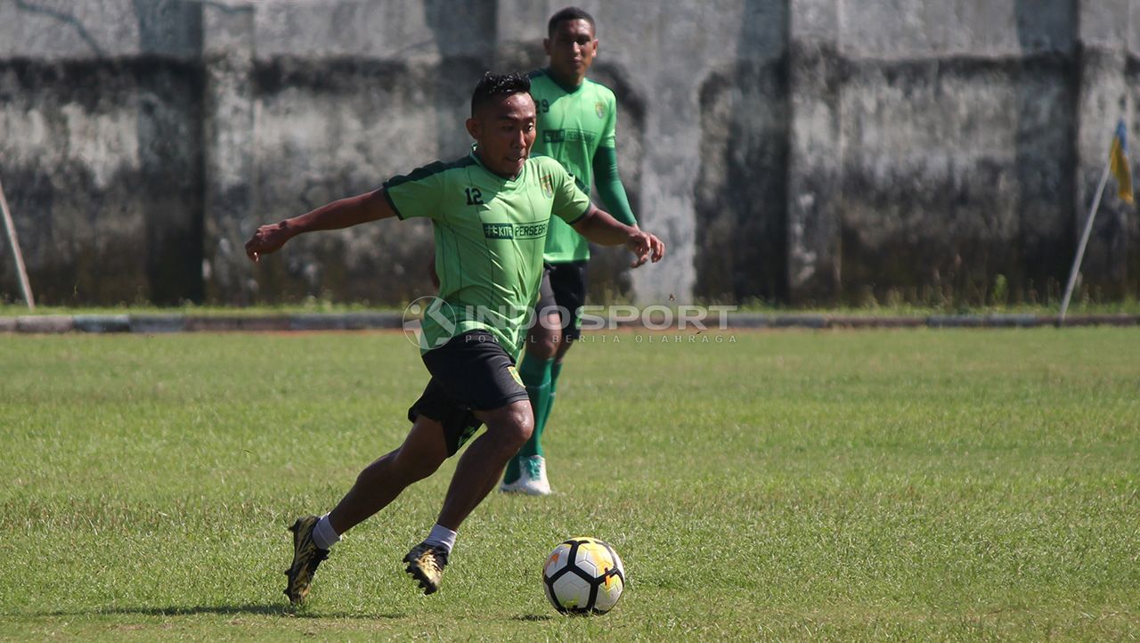 Rendi Irwan saat latihan rutin di Lapangan Jenggolo, Sidoarjo. (Jumat, 18/1/19). Copyright: © Fitra Herdian/Indosport.com