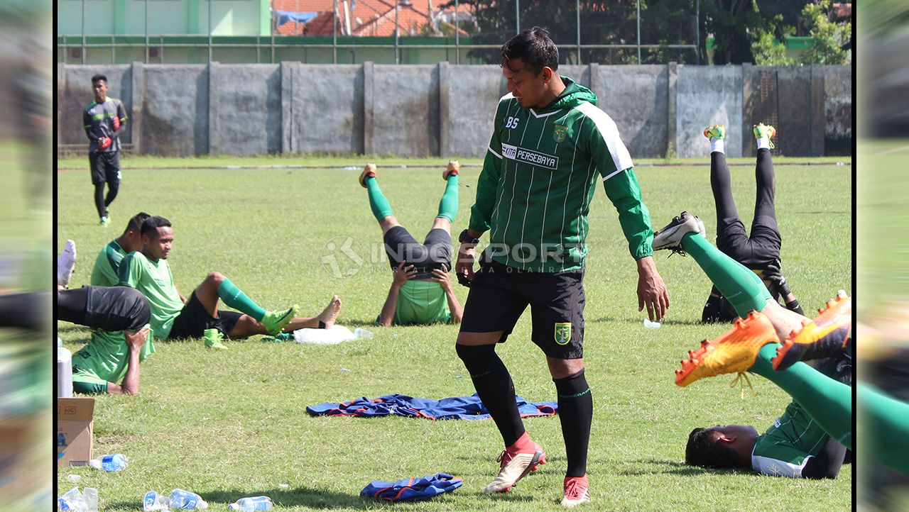 Bejo Sugiantoro memimpin latihan Persebaya di Lapangan Jenggolo, Jumat (18/1/19). Copyright: © Fitra Herdian/Soicaumienbac.cc