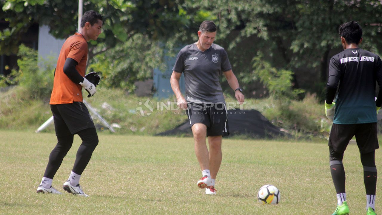 Andy Petterson kala menjadi pelatih kiper PSIS Semarang musim lalu. Copyright: © Ronald Seger Prabowo/Indosport.com