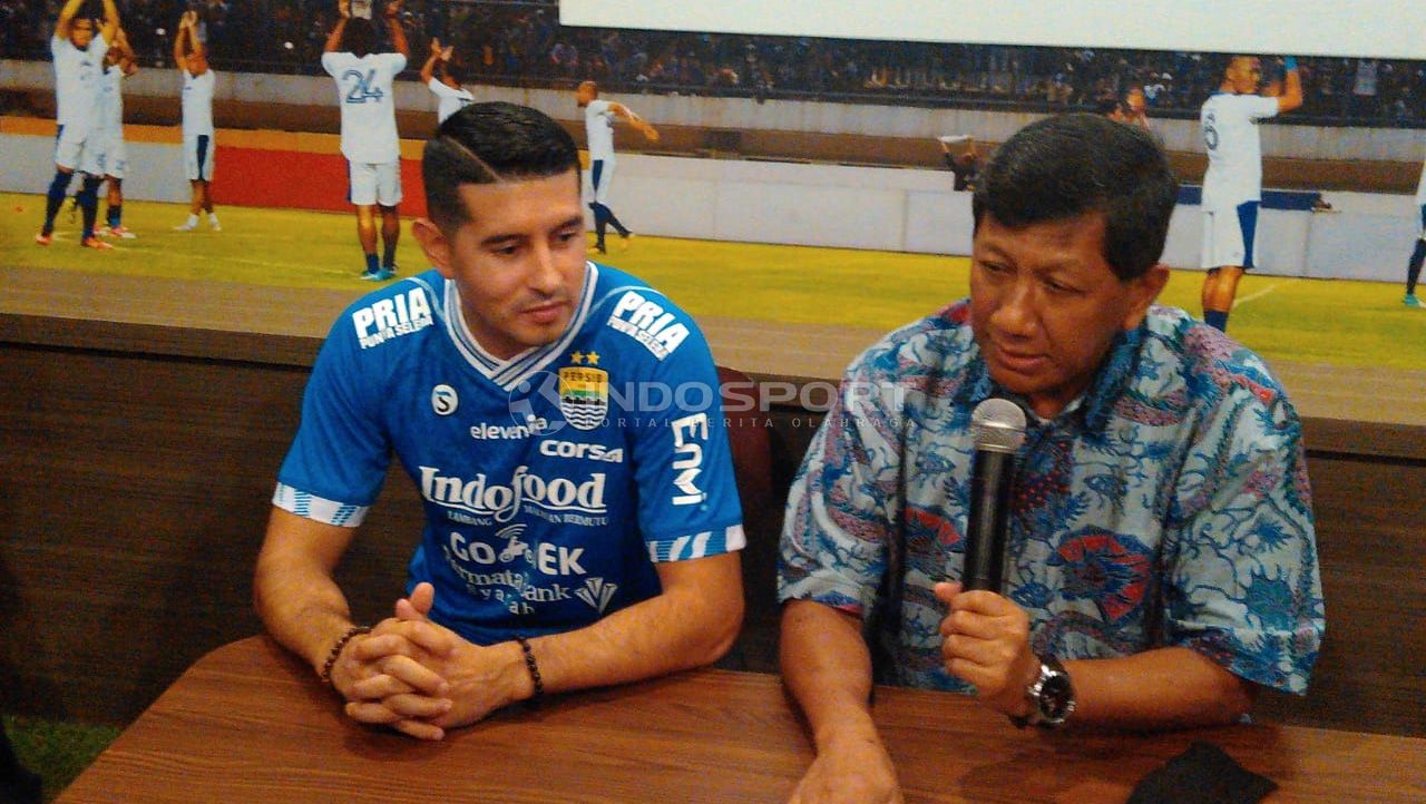 Komisaris PT PBB, Kuswara S Taryono (kanan) bersama pemain anyar Persib Bandung, Esteban Vizcarra. Copyright: © Arif Rahman/Soicaumienbac.cc