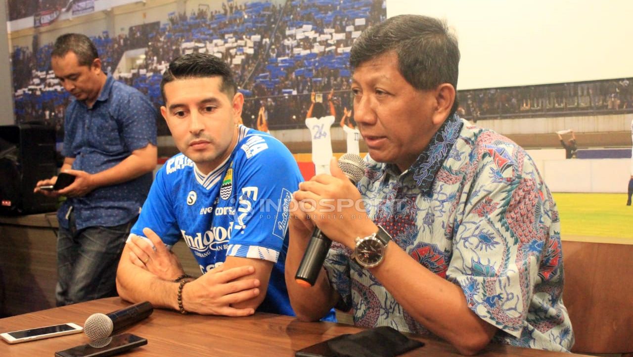 Komisaris PT PBB, Kuswara S Taryono (kanan) bersama pemain anyar Persib Bandung, Esteban Vizcarra. Copyright: © Arif Rahman/Soicaumienbac.cc