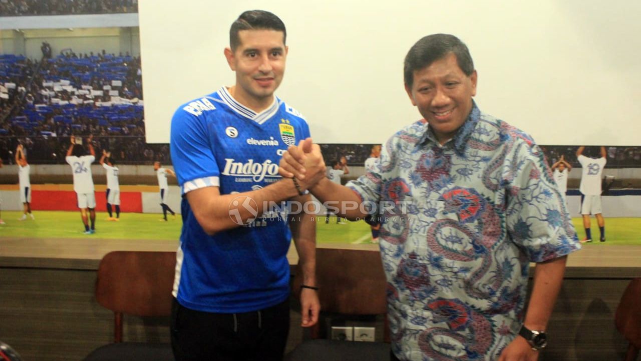 Komisaris PT PBB, Kuswara S Taryono (kanan) bersama pemain anyar Persib Bandung, Esteban Vizcarra. Copyright: © Arif Rahman/Indosport.com