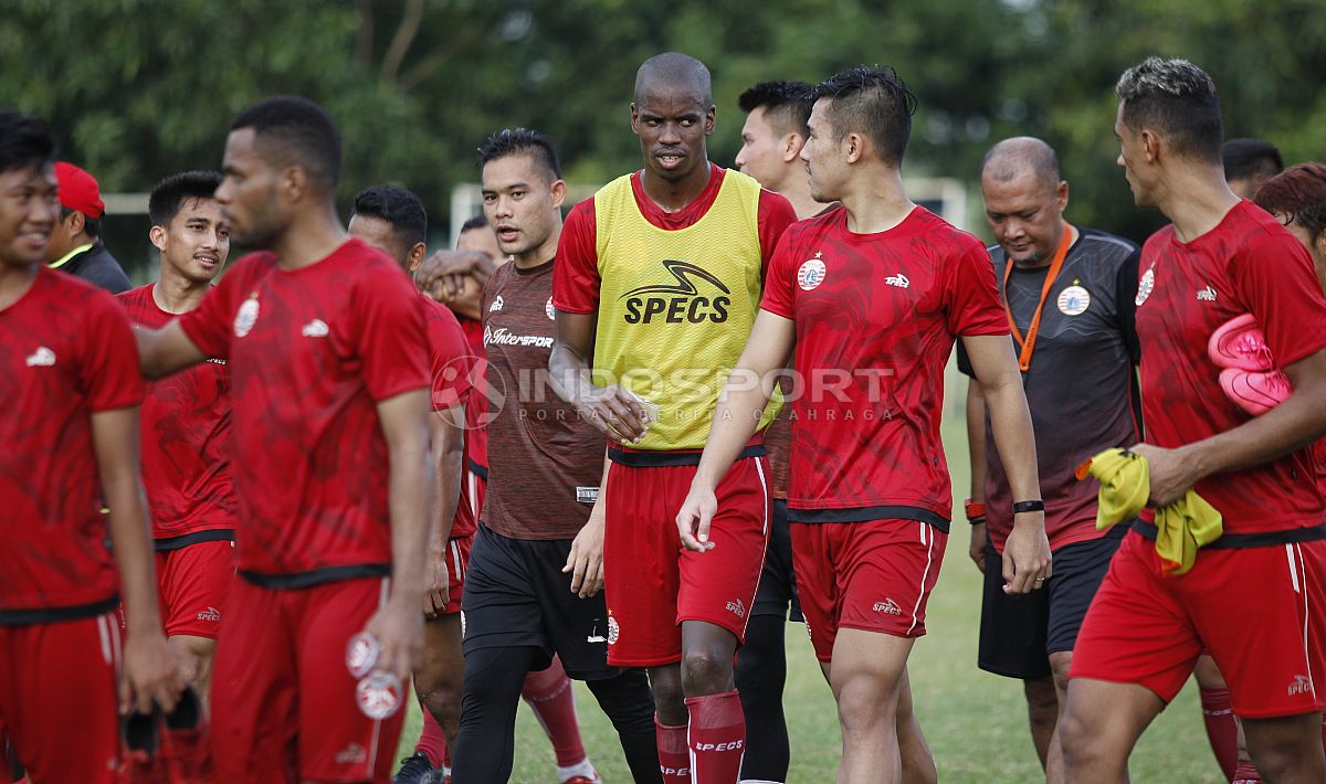 Neguete berdiskusi dengan ryuji utomo di sela-sela latihan. Copyright: © Herry Ibrahim/INDOSPORT