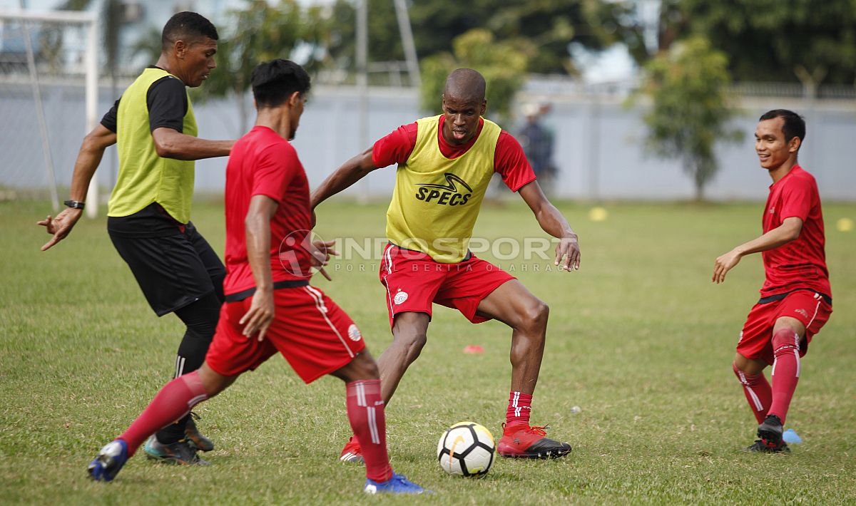 Neguete (kedua dari kanan) direkrut sebagai pengganti Jaimerson da Silva yang hijrah ke Madura United. Copyright: © Herry Ibrahim/INDOSPORT