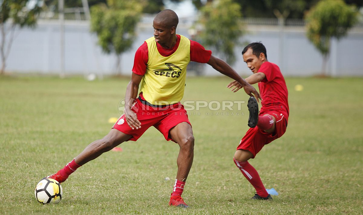 Neguete (kiri) berebut bola dengan Riko Simanjuntak. Copyright: © Herry Ibrahim/INDOSPORT