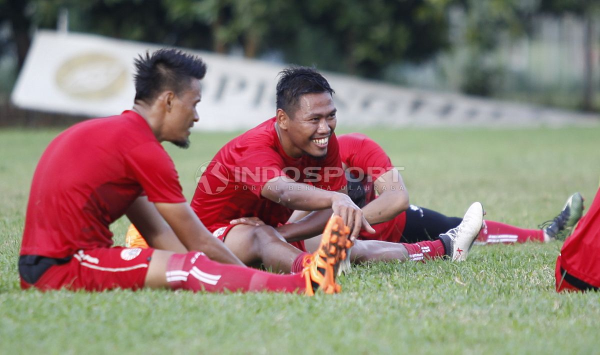 Tony Sucipto (kanan) langsung akrab dengan pemain Persija. Copyright: © Herry Ibrahim/INDOSPORT