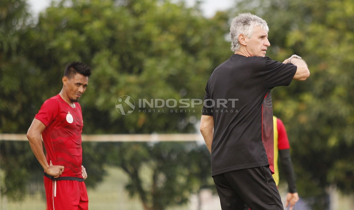Pelatih Ivan Kolev (kanan) saat memberikan arahan kepada pemain Persija Jakarta. Copyright: © Herry Ibrahim/INDOSPORT