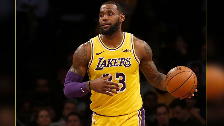 Bintang LA Lakers, LeBron James, diprediksi bakal tampil habis-habisan untuk membayar kegagalan musim lalu. Copyright: © Getty Images