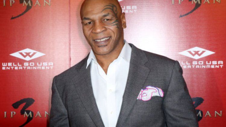 Legenda tinju Amerika, Mike Tyson masih memiliki tubuh gagah dan bugar meski usianya sudah menginjak 53 tahun. Copyright: © Ladbible