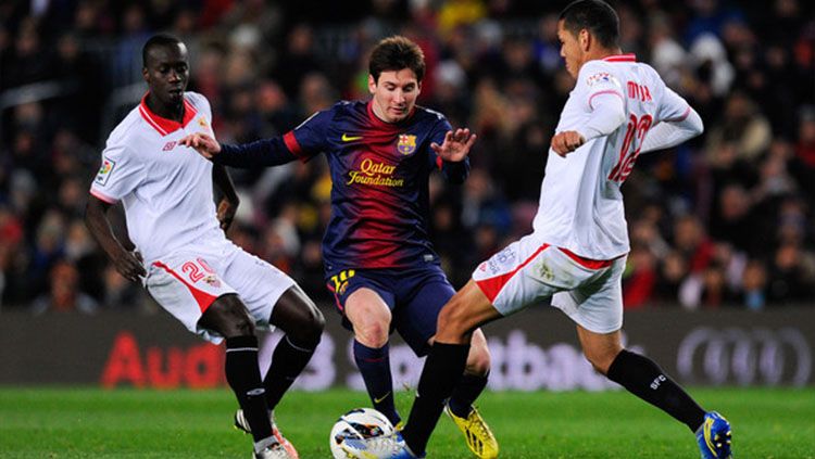 Baba Diawara (kiri), mantan pemain Sevilla FC.  Copyright: © Zimbio