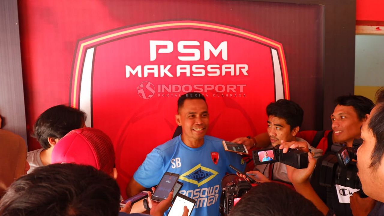 Asisten pelatih PSM Makassar, Syamsuddin Batolla. Copyright: © Wira Wahyu Utama/Indosport.com