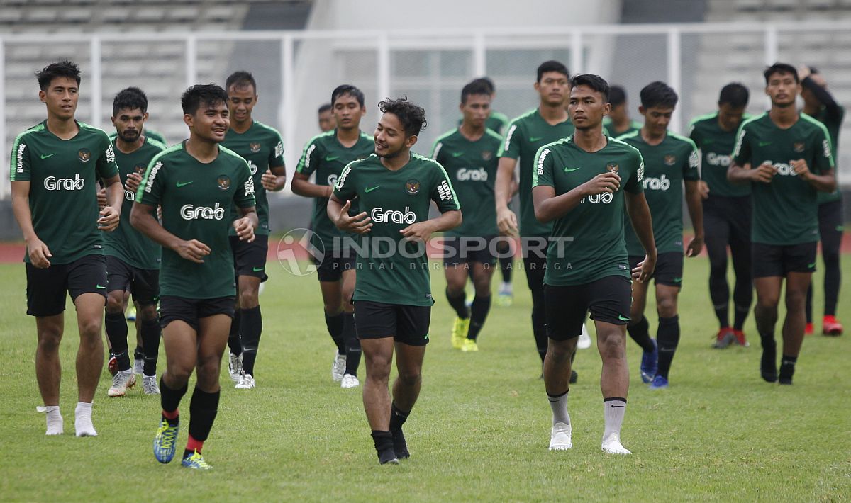 Para pemain Timnas Indonesia U-22 melakukan jogging usai menjalani internal game di stadion Madyan Senayan. Copyright: © Herry Ibrahim/Indosport.com