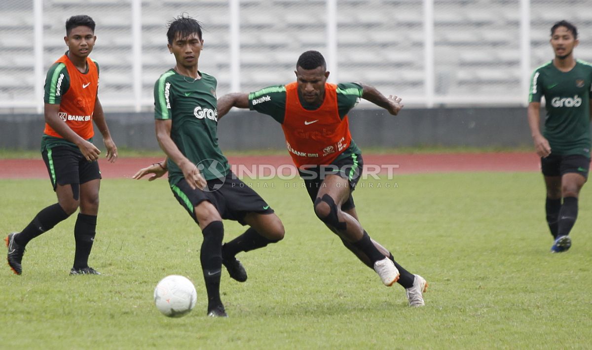 Marinus Wanewar (kedua dari kanan) mencoba melewati hadangan Jayus Hartono. Copyright: © Herry Ibrahim/Indosport.com