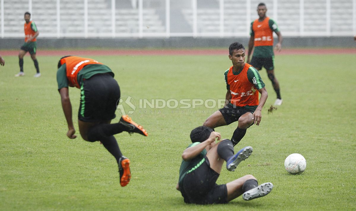 Nurhidayat (bawah) melakukan tekel keras kepada rekannya. Copyright: © Herry Ibrahim/Indosport.com