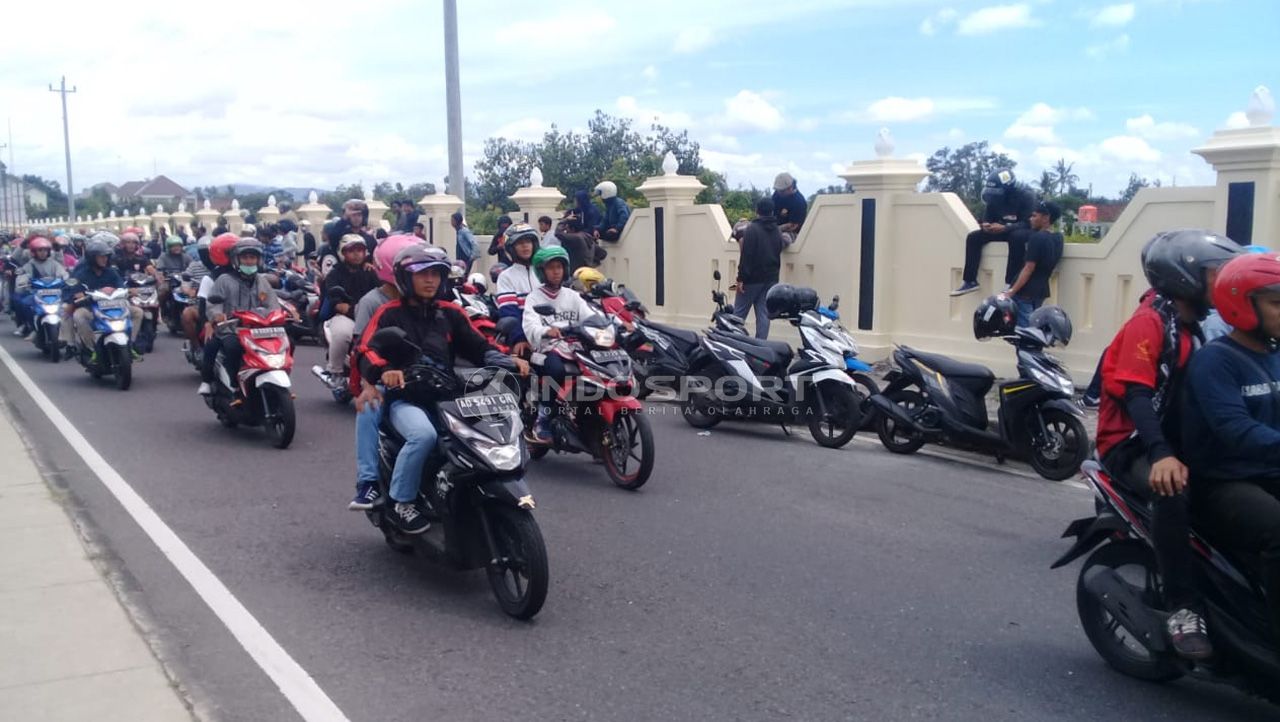 Ribuan suporter Persis Solo baik Pasoepati maupun Surakartans mulai memadati kawasan Stadion Maguwoharjo. Copyright: © Ronald Seger Prabowo/Football265.com