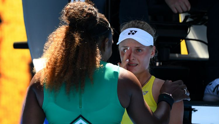Dayana Yastremska ditenangkan oleh Serena Williams usai kalah di Australia Terbuka 2019. Copyright: © Getty Images