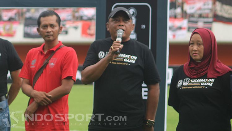Mantan manajer PSS Sleman, Sismantoro memberikan sambutan Copyright: © INDOSPORT/Ronald Seger Prabowo