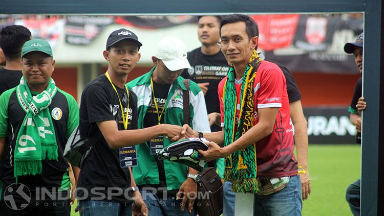 Presiden Pasoepati, Aulia Haryo Suryo (kanan) menerima cendera-mata dari perwakilan Slemania Copyright: © INDOSPORT/Ronald Seger Prabowo