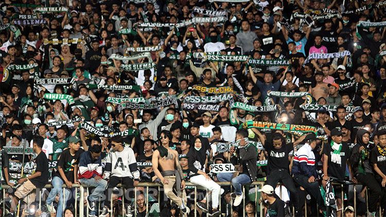 Aksi Brigata Curva Sud (BCS) membentangkan syal. Copyright: © INDOSPORT/Ronald Seger Prabowo