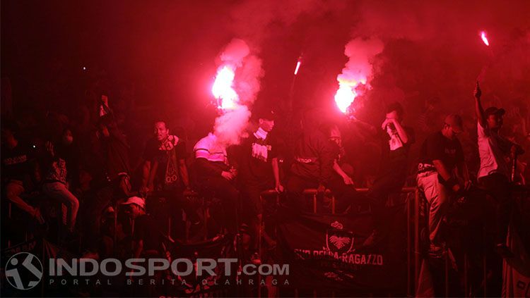 Ilustrai penyalaan flare dalam sebuah laga sepak bola. Copyright: © INDOSPORT/Ronald Seger Prabowo
