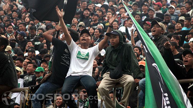 Aksi Brigata Curva Sud (BCS) yang tempati tribun selatan Stadion Maguwoharjo. Copyright: © INDOSPORT/Ronald Seger Prabowo