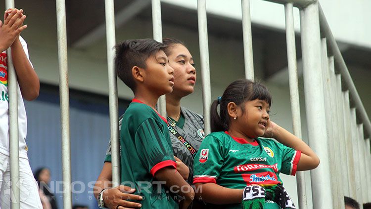Aksi suporter PSS Sleman Copyright: © INDOSPORT/Ronald Seger Prabowo