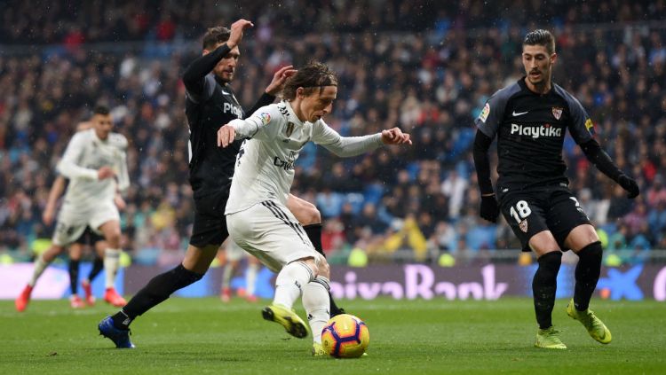 Luka Modric saat membawa bola di pertandingan Real Madrid vs Sevilla, Sabtu (19/01/19). Copyright: © Getty Images