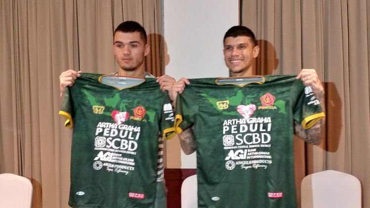Dua penggawa baru PS TIRA Khurshed Beknazarov (kiri) dan Ciro Alves (kanan) jelang Liga 1 2019 dimulai. Copyright: © RRI