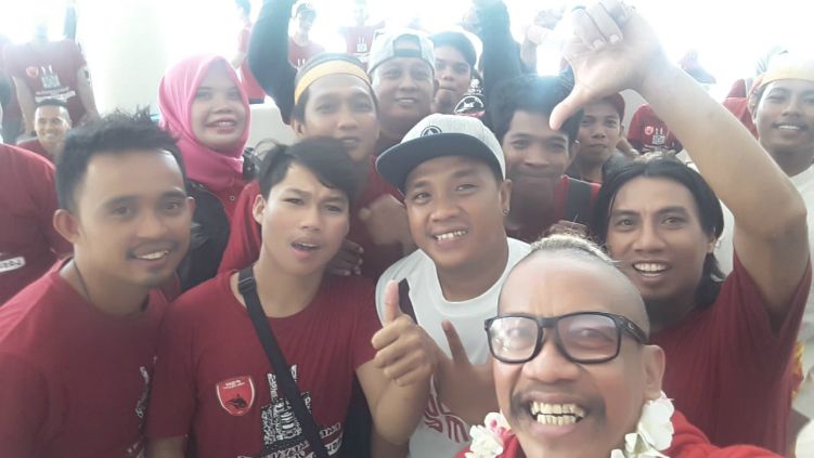 Daeng Uki bersama para suporter di Timika. Copyright: &copy; Deng Uki Nugraha