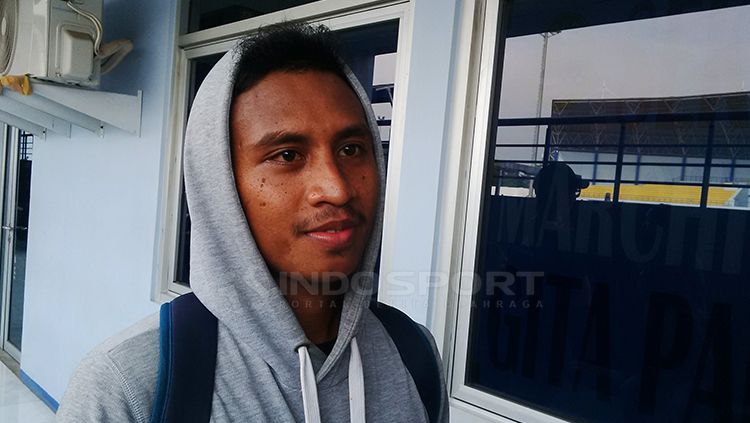 Pemain Persib U-19, Syafril Lestaluhu saat diwawancarai. Copyright: © Arif Rahman/INDOSPORT