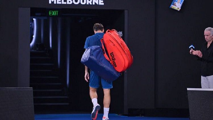 Roger Federer tampak lesu meninggalkan lapangan usai tersingkir di Australia Terbua 2019 Copyright: © Sport Express