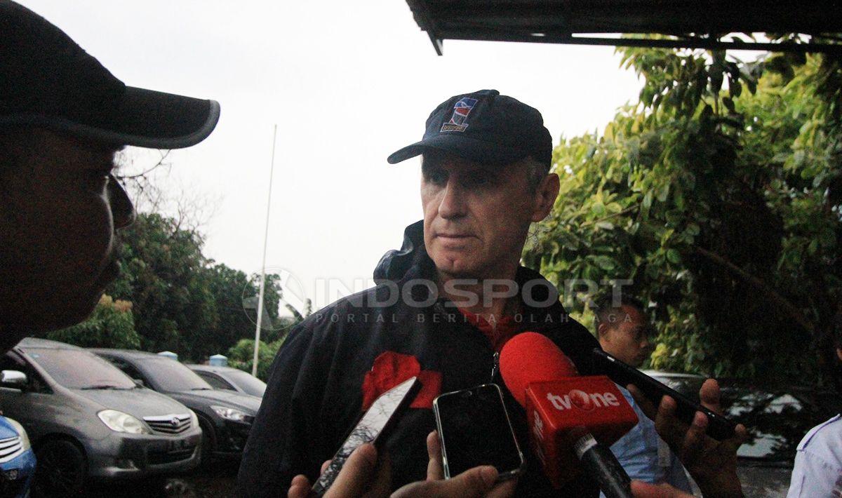 Pelatih Persija, Ivan Kolev memberikan penjelasan tentang materi latihan pada sore tadi kepada awak media Copyright: © Muhammad Nabil/INDOSPORT