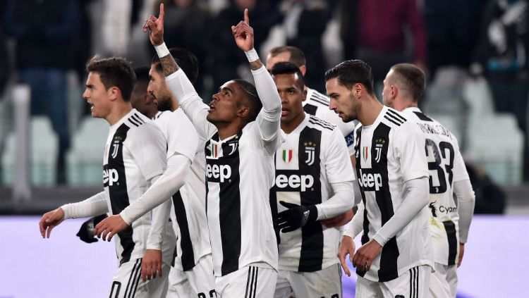 Douglas Costa merayakan golnya bersama rekan-rekan setim saat pertandingan Juventus vs Chievo, Selasa (22/01/19) dini hari. Copyright: © Getty Images