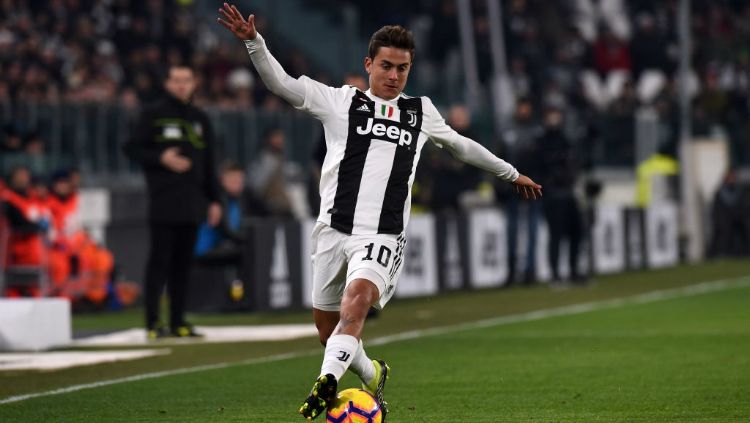 Paulo Dybala menggiring bola dalam pertandingan Juventus vs Chievo, Selasa (22/01/19). Copyright: © Getty Images