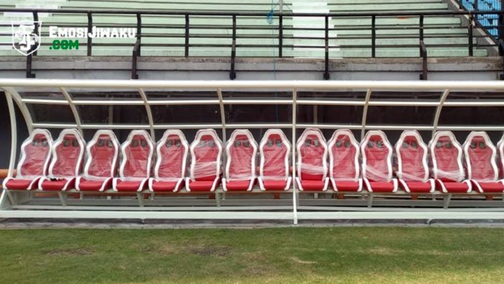 Fasilitas tempat duduk pemain di Stadion Gelora Bung Tomo. Copyright: © Twitter@emosijiwakucom