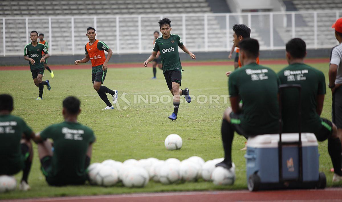 Suasana latihan pemain Timnas Indonesia U-22. Copyright: © Herry Ibrahim/Indosport.com