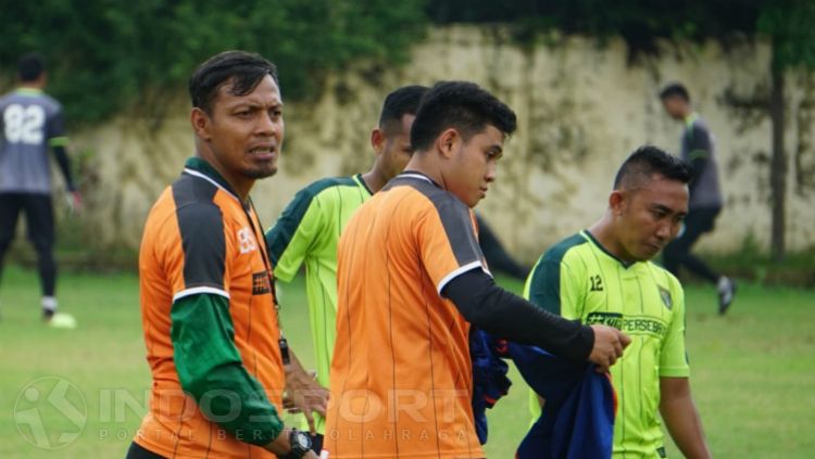 Asisten Pelatih Persebaya Surabaya, Bejo Sugiantoro, saat memimpin latihan tim. Copyright: © Fitra Herdian/INDOSPORT