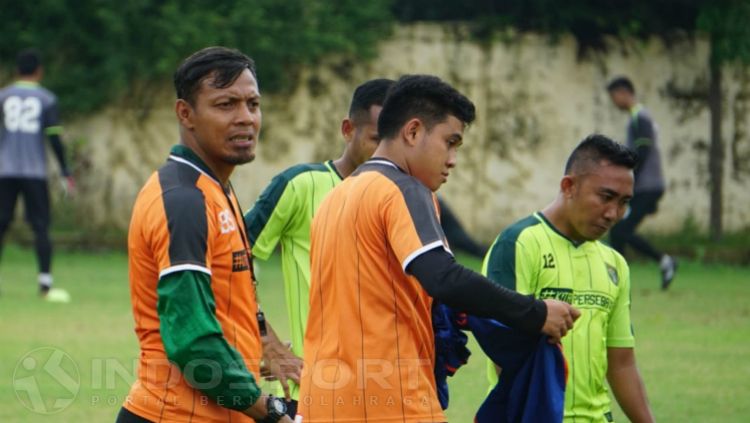 Asisten Pelatih Persebaya Surabaya, Bejo Sugiantoro, saat memimpin latihan tim, Selasa (22/01/19). Copyright: © Fitra Herdian/INDOSPORT