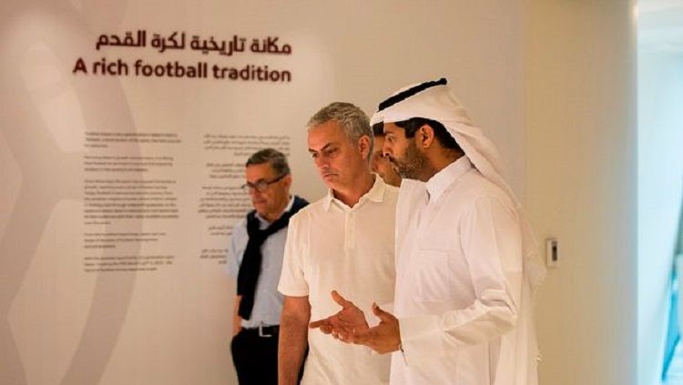 Jose Mourinho saat mengunjungi stadion Piala Dunia di Qatar Copyright: © Sport Mirror