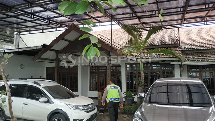 Rumah mantan anggota exco PSSI Hidayat saat digledah satgas anti mafia bola. Rabu (23/1/19). Copyright: © Fitra Herdian/INDOSPORT