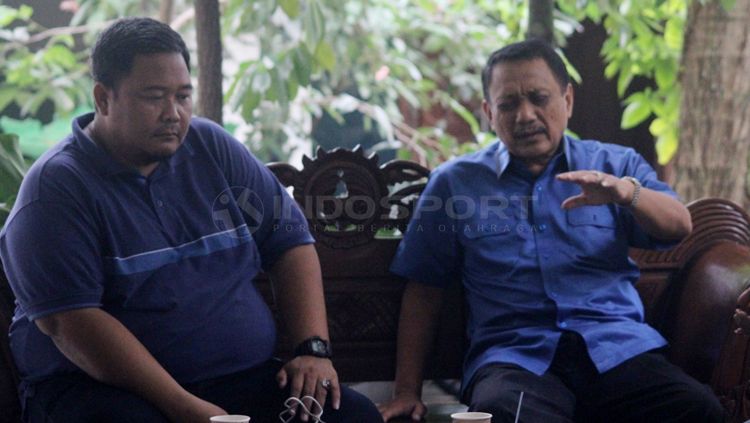 Sukawi Sutarip (kanan) dan Wahyu Winarto (GM PSIS Semarang). Copyright: © Ronald Prabowo Seger/INDOSPORT