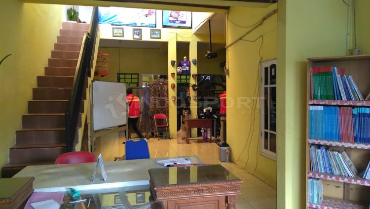 Terlihat satgas anti mafia bola (memakai rompi merah), menggeledah rumah mantan Exco PSSI, Hidayat. Copyright: © Fitra Herdian/INDOSPORT