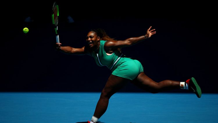 Serena Williams punya cara tersendiri untuk membangkitkan motivasinya saat bermain tenis. Copyright: © Getty Images