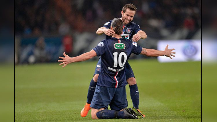 2 Mantan pemain PSG, Yohan Cabaye (kanan) dan Zlatan Ibrahimovic. Copyright: © Getty Images