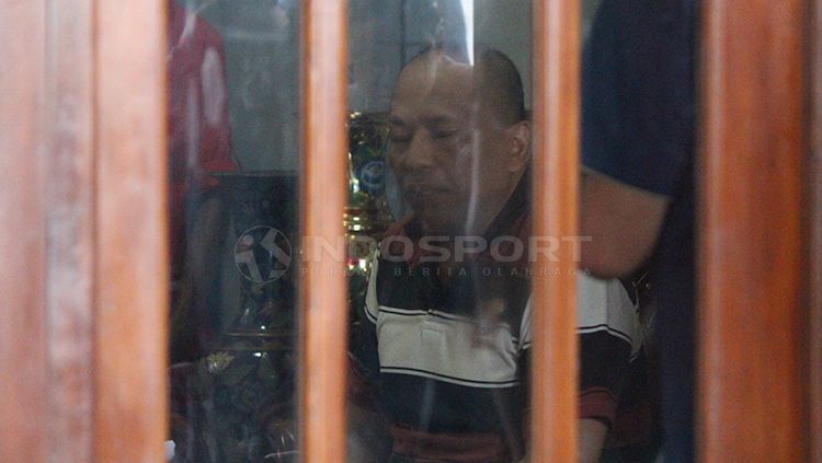 Mantan exco PSSI Hidayat setelah selesai berbincang dengan satgas anti mafia bola Copyright: © Fitra Herdian/INDOSPORT