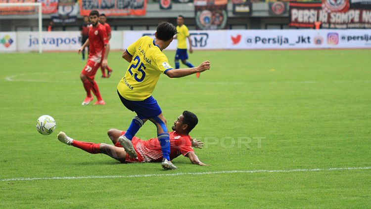 Ramdani Lestaluhu (bawah) menghadang serangan pemain 757 Kepri pada sore hari tadi Copyright: © Muhammad Nabil/INDOSPORT