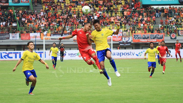 Rico Simanjuntak (kiri) berduel udara dengan pemain belakang lawan untuk mendapatkan bola Copyright: © Muhammad Nabil/INDOSPORT