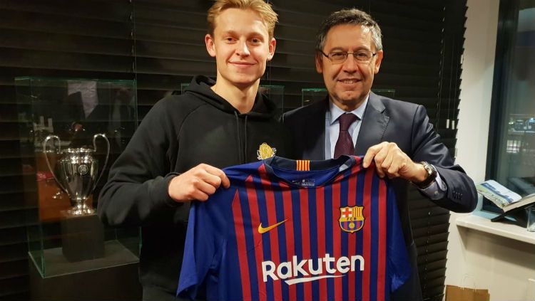 Frenkie De Jong (kiri) rekrutan anyar Barcelona. Copyright: © FC Barcelona