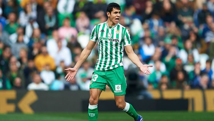 Aissa Mandi, pemain muda Real Betis yang jadi buruan utama Liverpool di bursa transfer musim panas ini. Copyright: © Getty Images